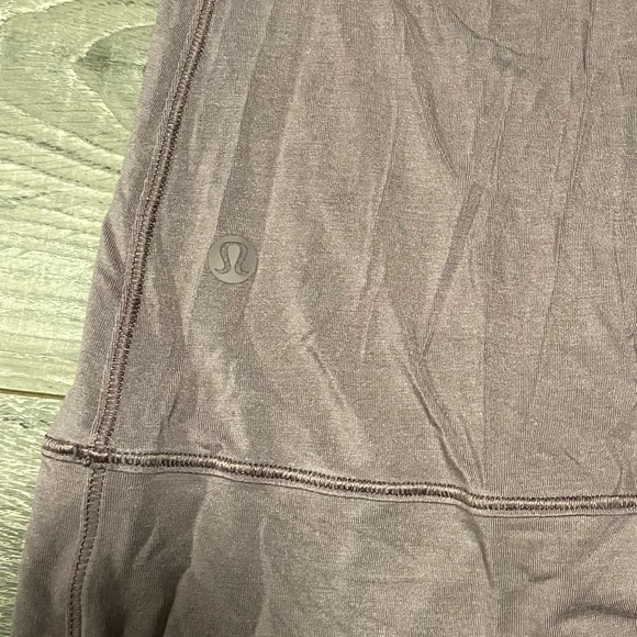Lululemon shirt size 8 long - Picture 2 of 3